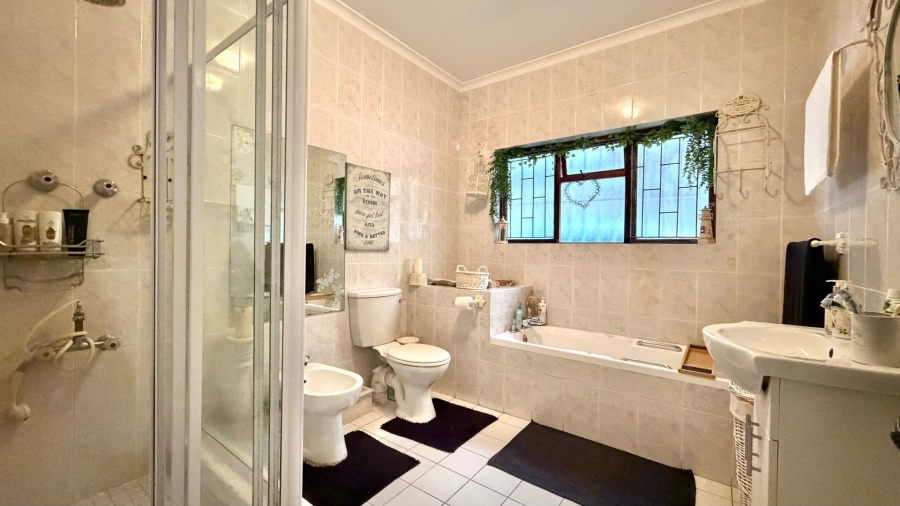4 Bedroom Property for Sale in Heldervue Western Cape